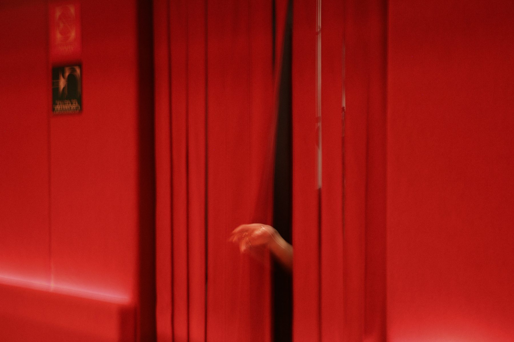 La cortina roja de la entrada a ROSSO