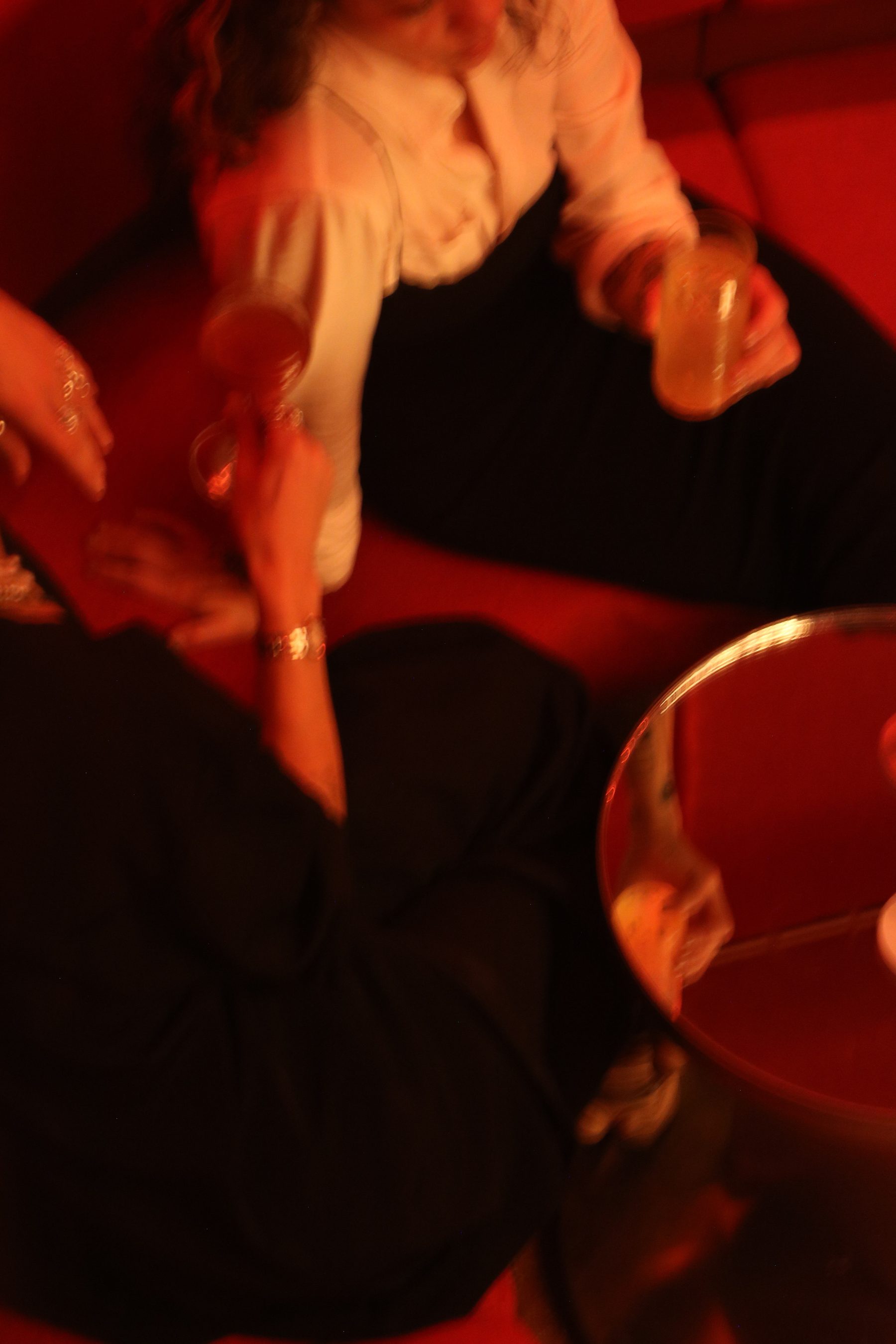 Invitados brindando en el sillón de ROSSO